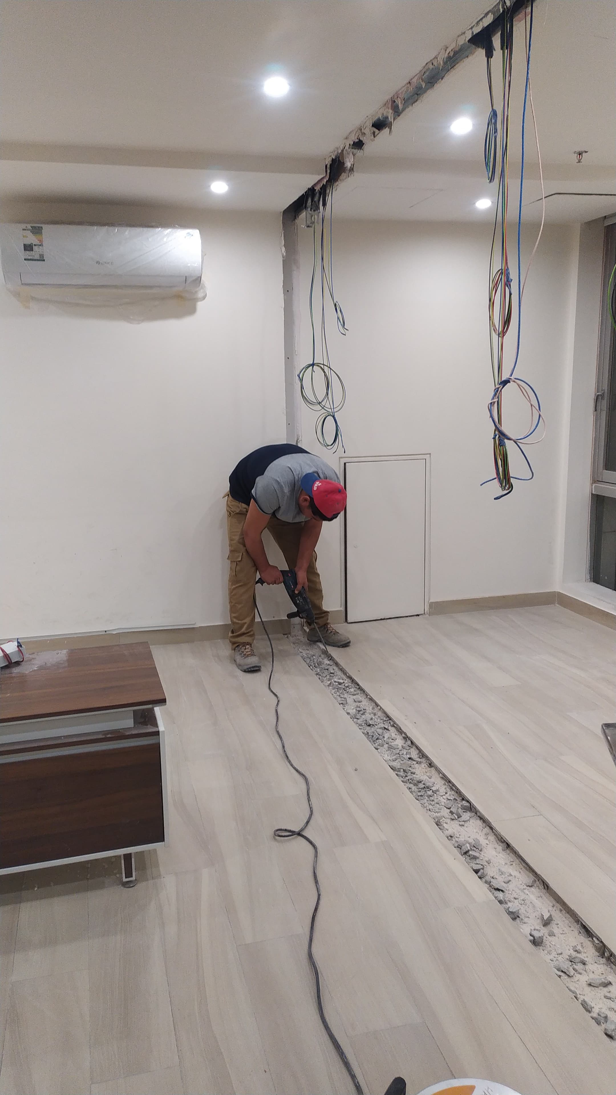 Office fit-out Riyadh construction process - Hanwha project flooring