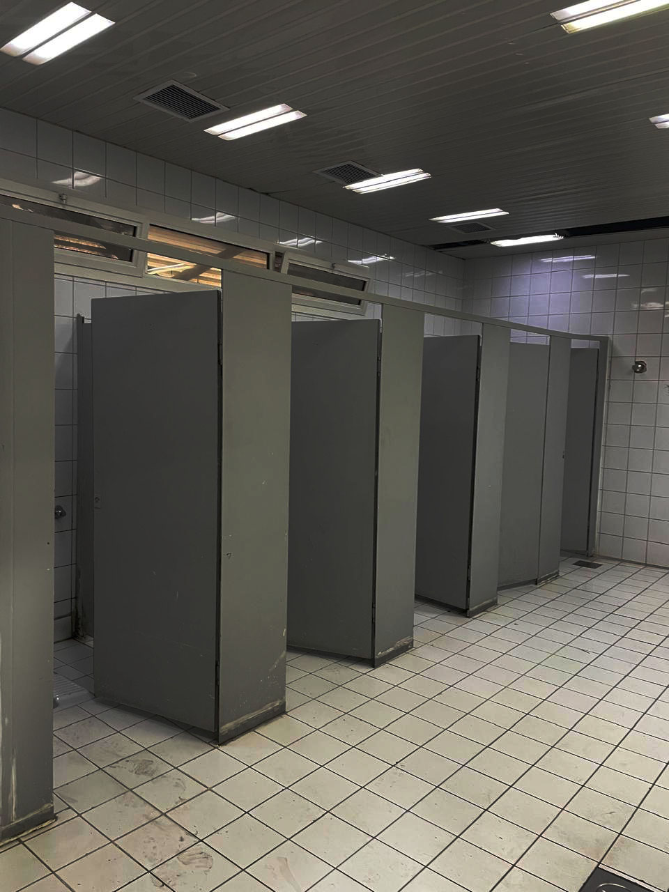 Office fit-out Riyadh before – Toilet renovation by Hanjin E&T